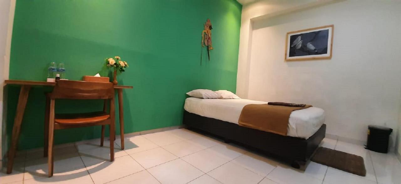 The Cabin Tugu Hostel Yogyakarta Exterior photo